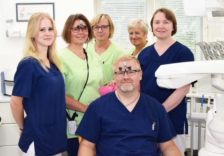 Kuvassa vasemmalta oikealle: Hh Iida Savola, Shg Päivi Savola, Hh Monica Backman-Ahlfors, Hml Teemu Savola, Hh Tarja Franklin, Hml Anu Leo