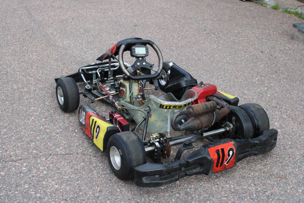 Etukäteen ilmoittautuneet pääsevät kokeilemaan tapahtumassa karting-autoja. 