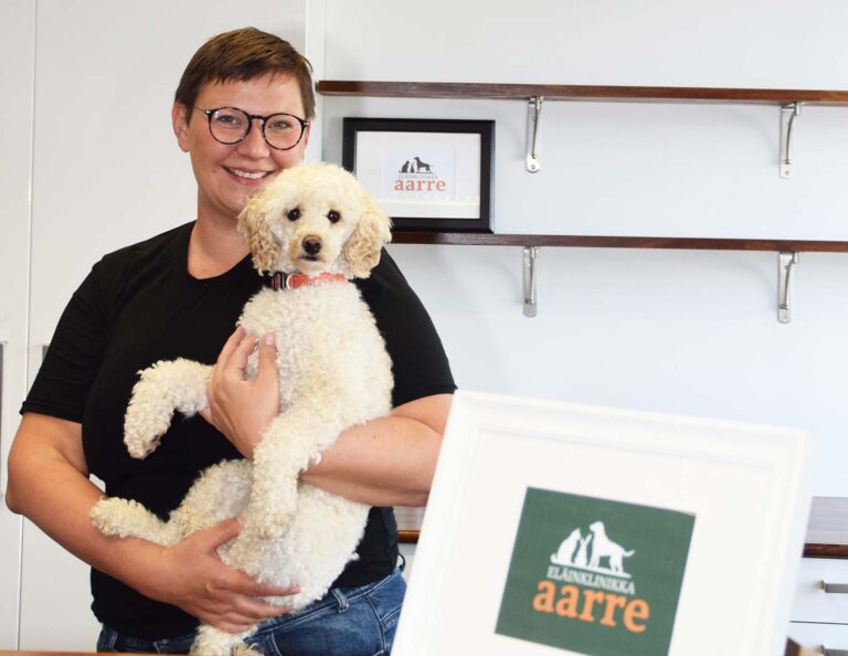 Kuvassa klinikkaeläinhoitaja Heidi Eriksson ja Väinö- koira.