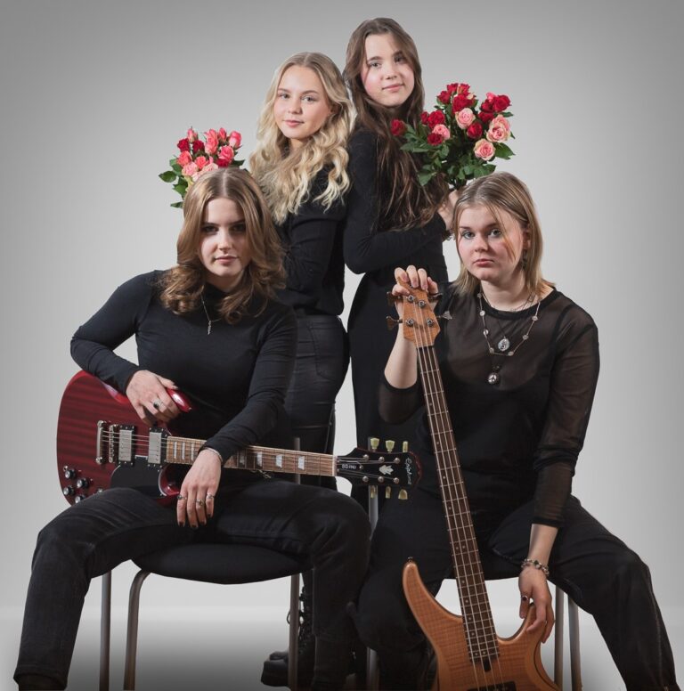 Veera Kärki (vas.), Emilla Karhu, Iida Toivanen sekä Anna Kaura. Kuva: Daniel Kinnunen