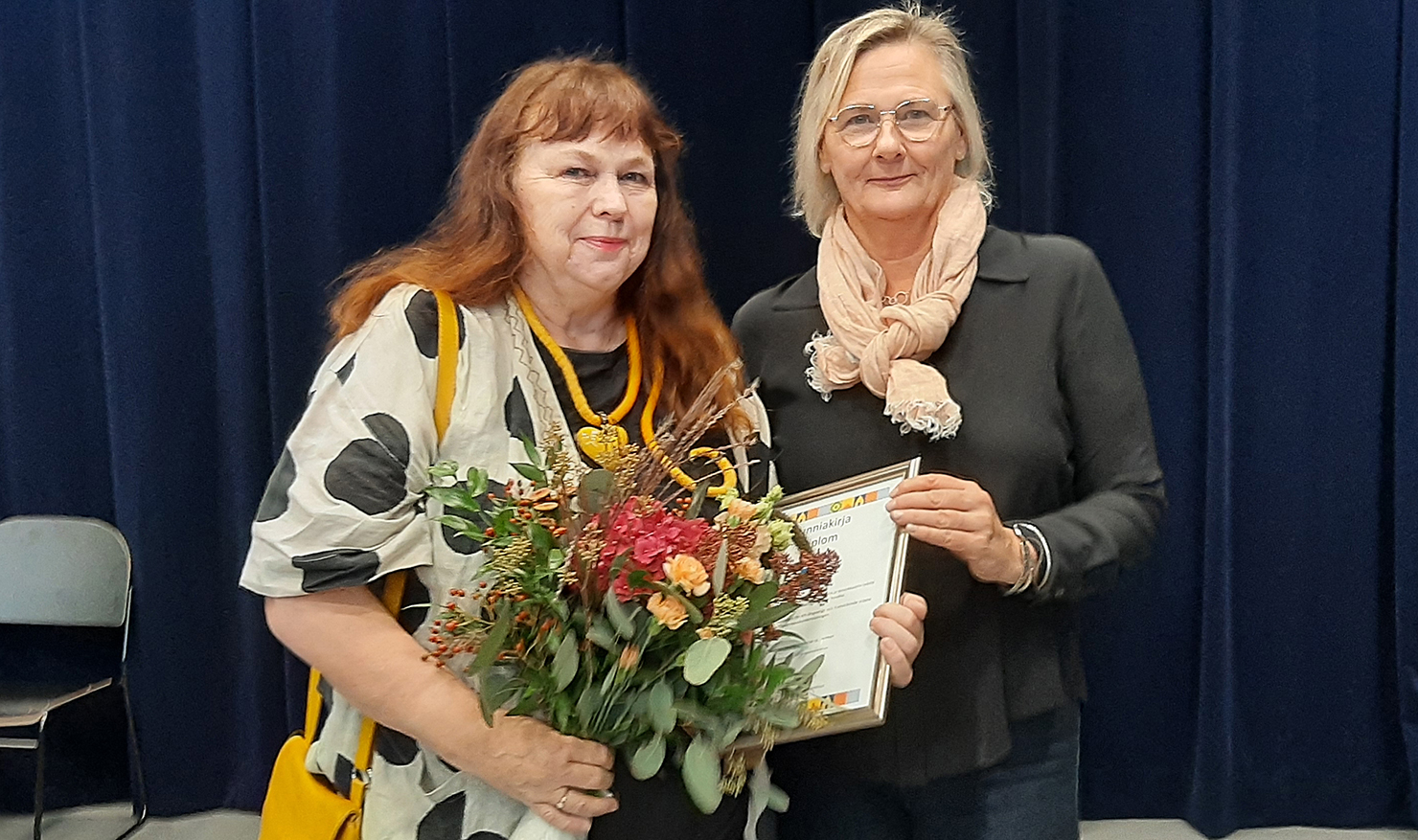 Siuntion musiikkiyhdistyksen rehtori Tarja Ryynänen (vas.) sai Siuntion kulttuuripalkinnon 2023 sivistyslautakunnan puheenjohtaja Laila Anderssonilta. Kuva: Siuntion kunta. Sjundeå musikförenings rektor Tarja Ryynänen fick kulturpriset av bildningsnämndens ordförande Laila Andersson. Bild: Sjundeå kommun.