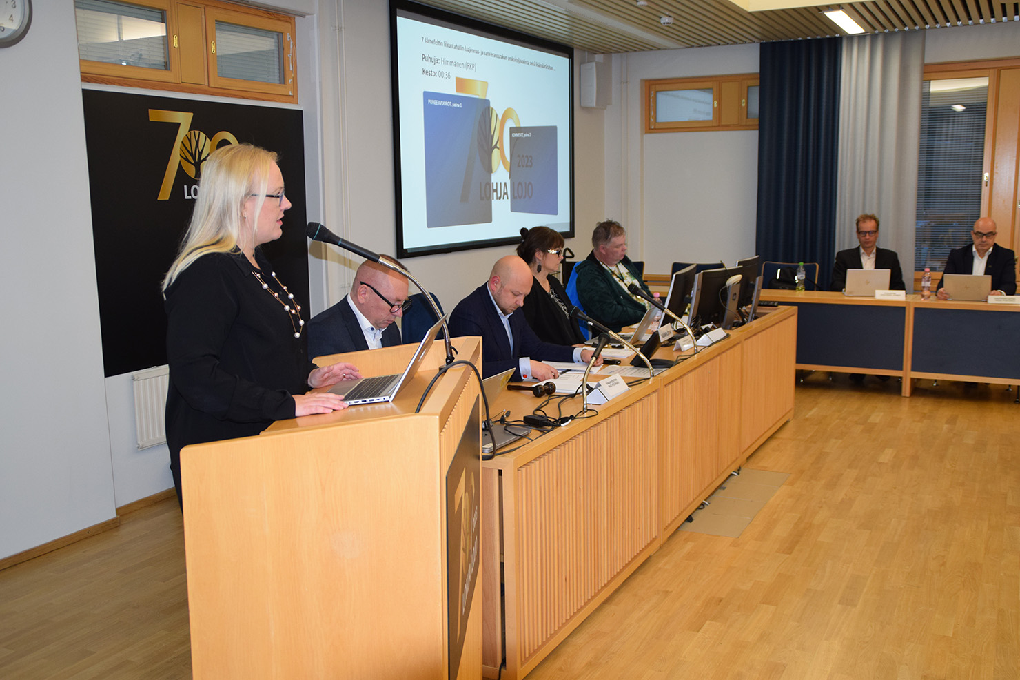 Heidi Himmanen toivotti hartaasti odotetun Järnefeltin liikuntahallin tervetulleeksi.