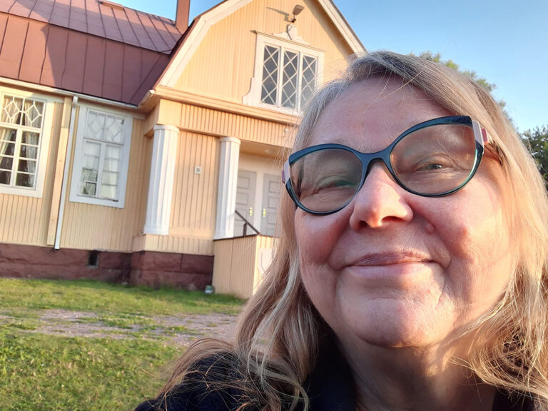 Eija Tuomela Ahjolan pihalla maatalousnäyttelyn aikaan