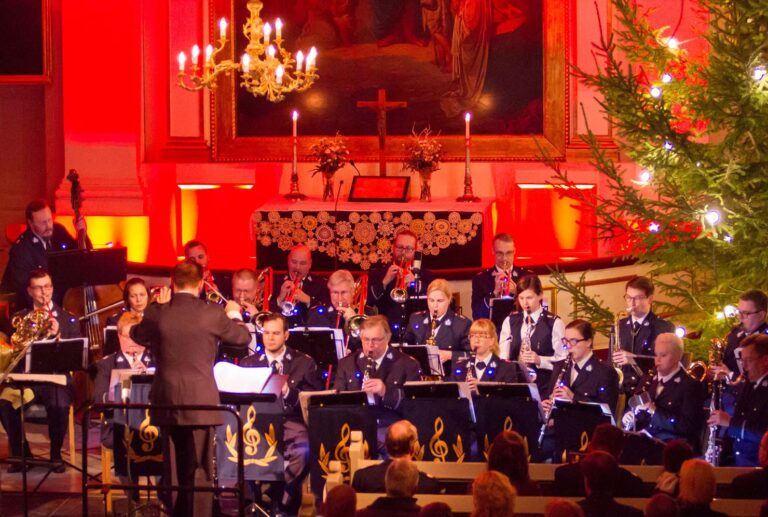 Ratsupoliisit vastaanottavat yleisön joulukonsertissa Lohjalla