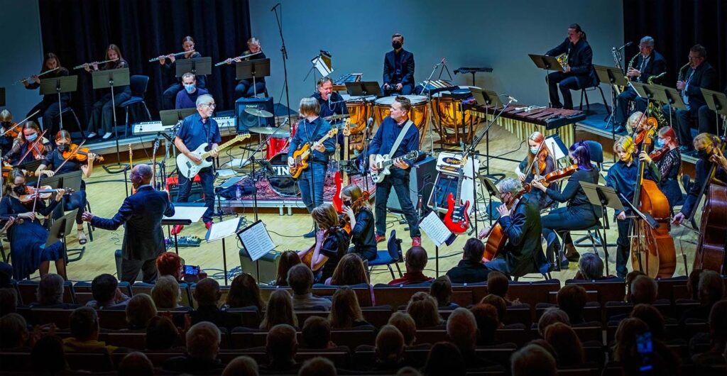 Lumo Sinfiksen nuoret muusikot saavat kosketuksen suomalaisen popin alkuaikoihin, kun yhteisessä joulukonsertissa lavalle nousee Lohjalla perustettu Tinos.