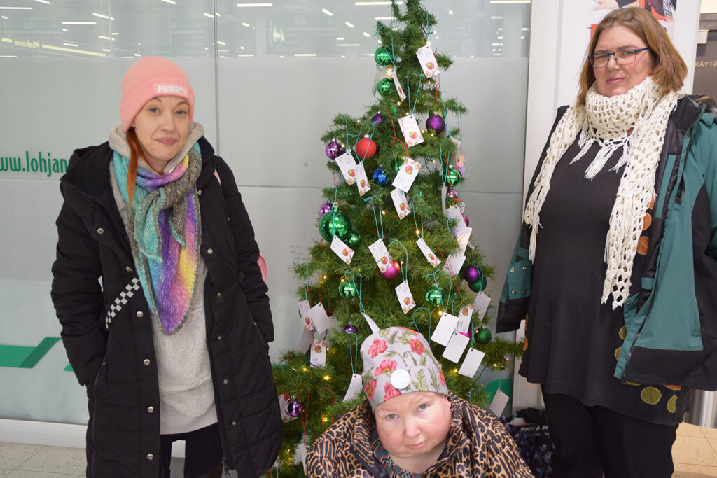Hanna Ruotanen (vas) ja Suvi Kinnunen aikovat tehdä eJoulupuu-lahjoituksen. Linda McEvoy hoitaa Joulupuu-keräystä Mieli Lohjan mielenterveys ry:n puolesta.