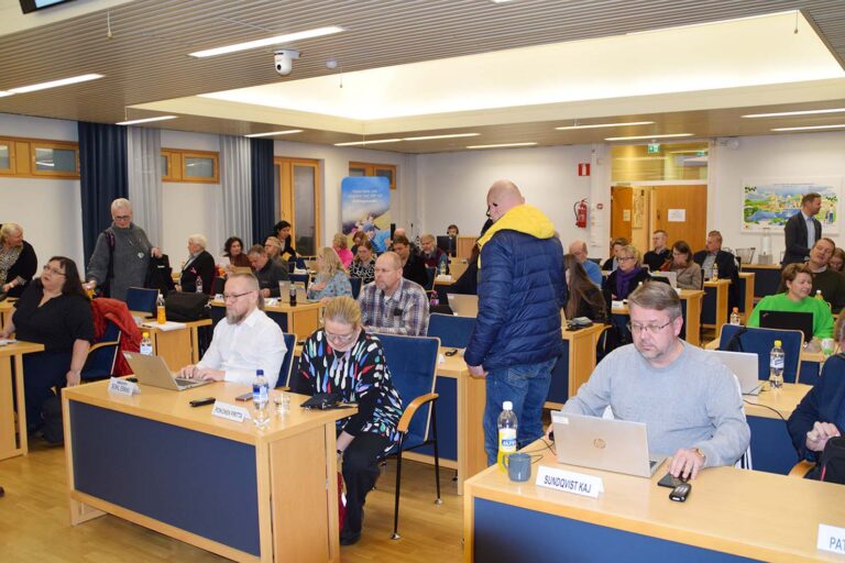 Lohjan valtuusto erimielisenä pysäköinnistä ja nuorisotyöntekijöistä