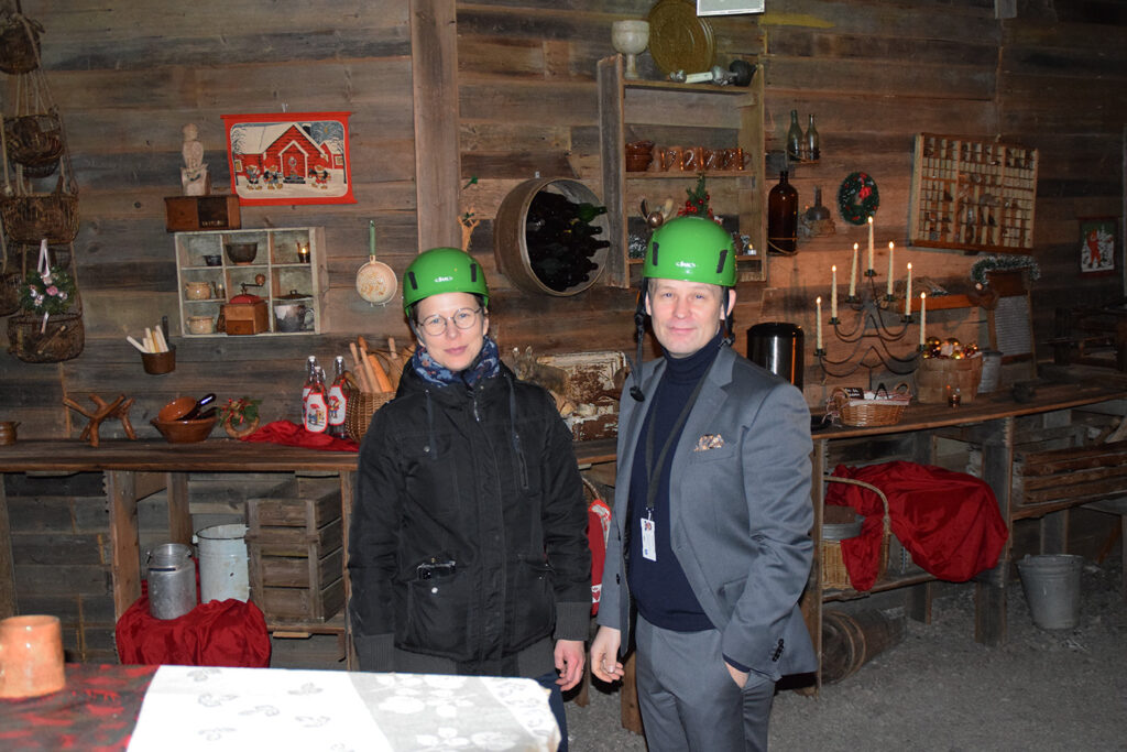 Matkailupäällikkö Jarkko Koskenmäki ja matkailukoordinaattori Jenna Härmä ovat tyytyväisiä Lohjan matkailuvuoteen ja eritoten Tytyrin elämyskaivoksen vetovoimaan.