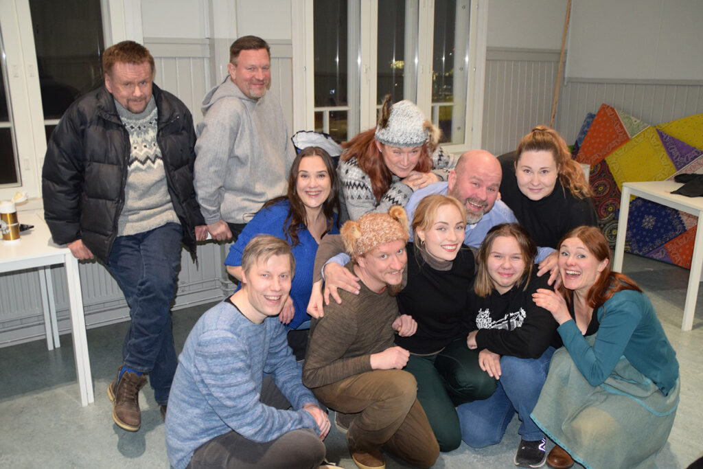 Vaahterateatteri marssittaa Puu-Anttilan näyttämölle värikkään kavalkadin lähiön väkeä.