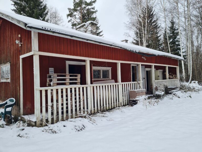 Jokelan saunarakennuksen purku ja remontointi on jo aloitettu, ja vanhasta jää jäljelle vain runko.