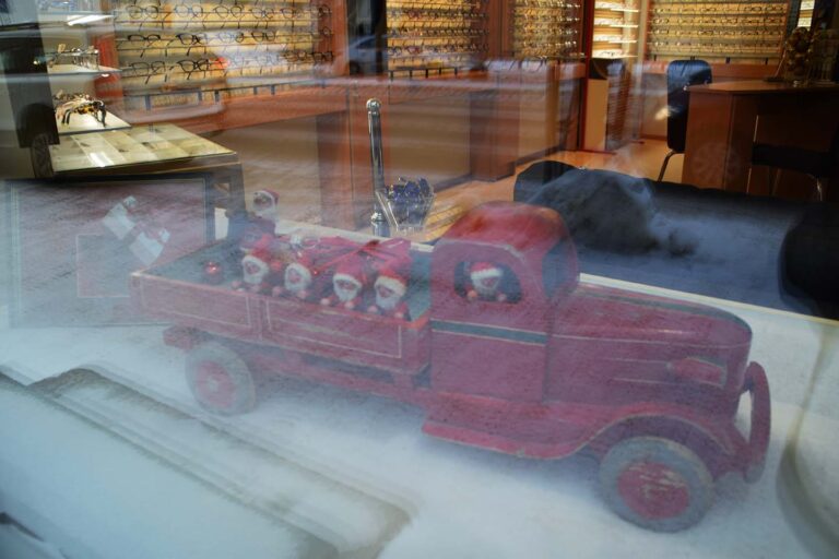 Joulutunnelmaa ikkunan takaa