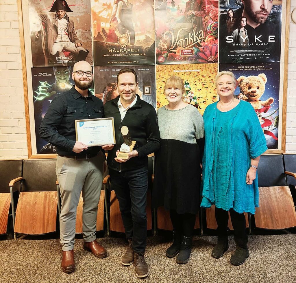 Vasemmalta oikealle: Lohjan Nuorkauppakamarin puheenjohtaja Mika Lillman, Kino Vaakunan omistaja Make Hinkkanen ja Lohjan Nuorkauppakamarin senaattorit Tarja Santalahti ja Elise Murre-Öhman.