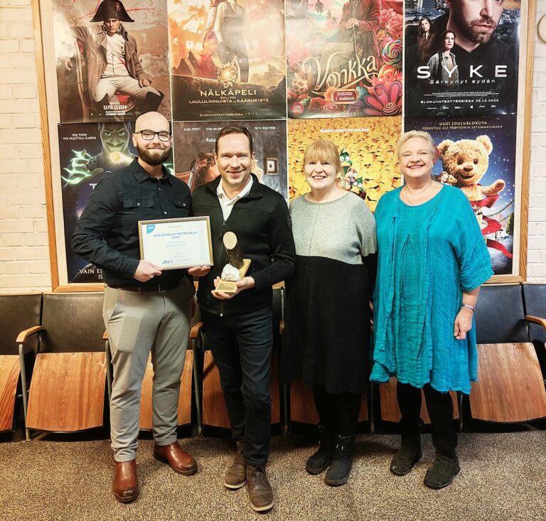 Vasemmalta oikealle: Lohjan Nuorkauppakamarin puheenjohtaja Mika Lillman, Kino Vaakunan omistaja Make Hinkkanen ja Lohjan Nuorkauppakamarin senaattorit Tarja Santalahti ja Elise Murre-Öhman.