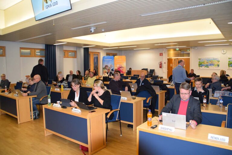 Kinastelua hallintojohtajasta ja juhlavuodesta