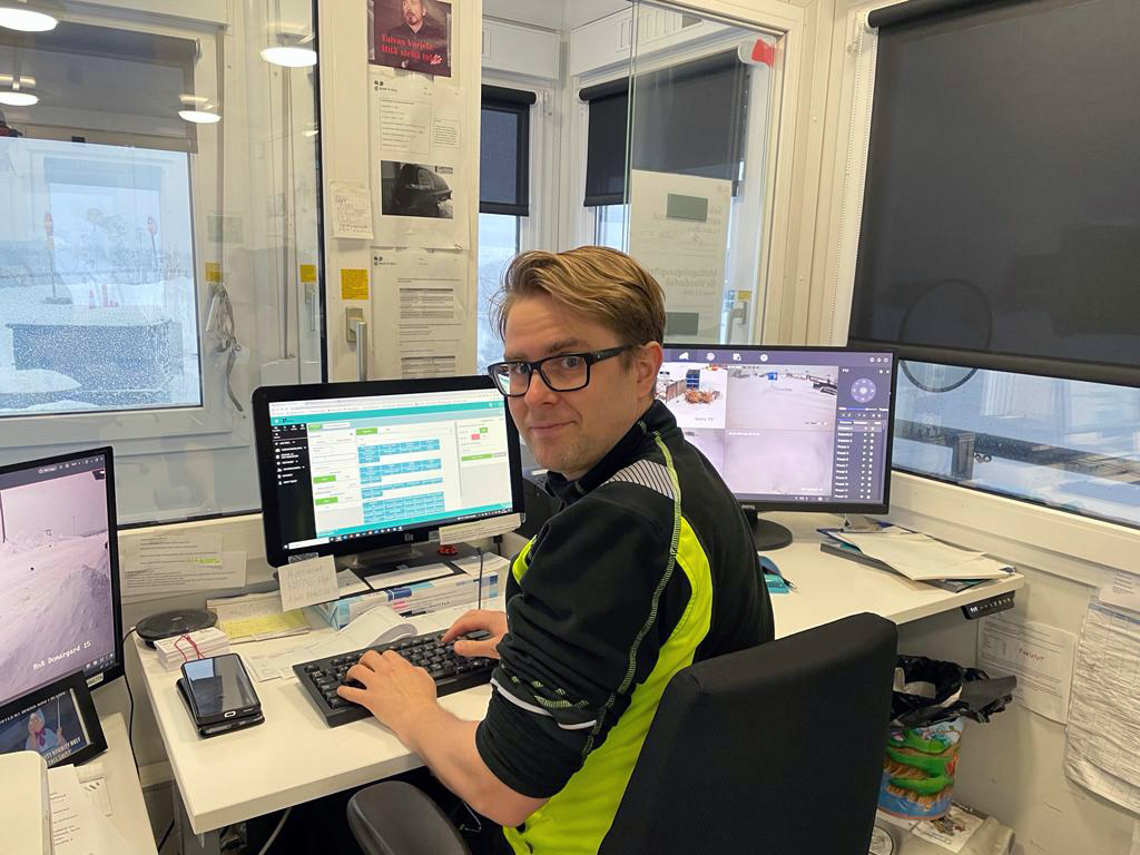 Asiakkaita palvellaan myös lumimyräkässä. Palveluneuvoja Joel Öhman Porvoon Domargårdin jätekeskuksessa maanantaina 22.1.