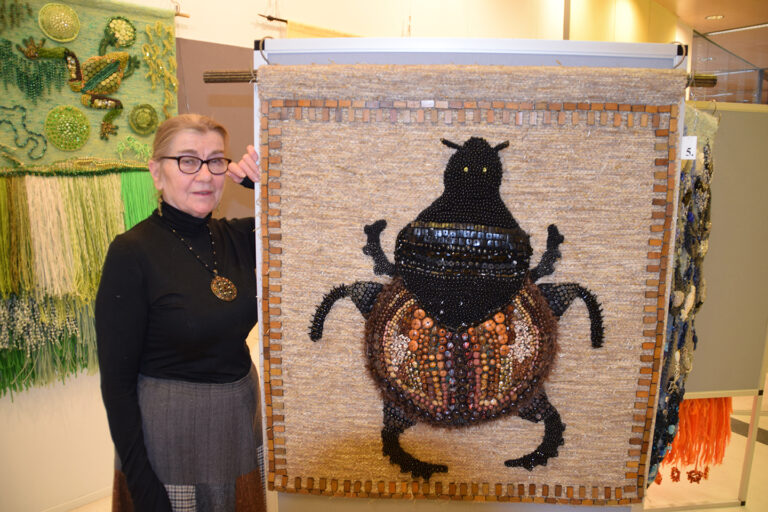 Tupu Hultin tekstiilireliefeissä kukkivat luonto ja villi fantasia