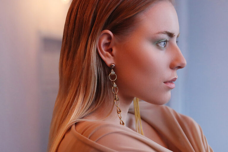 Onko laatikoissa ja kaapeissa koruja – jotka voisi muuttaa rahaksi