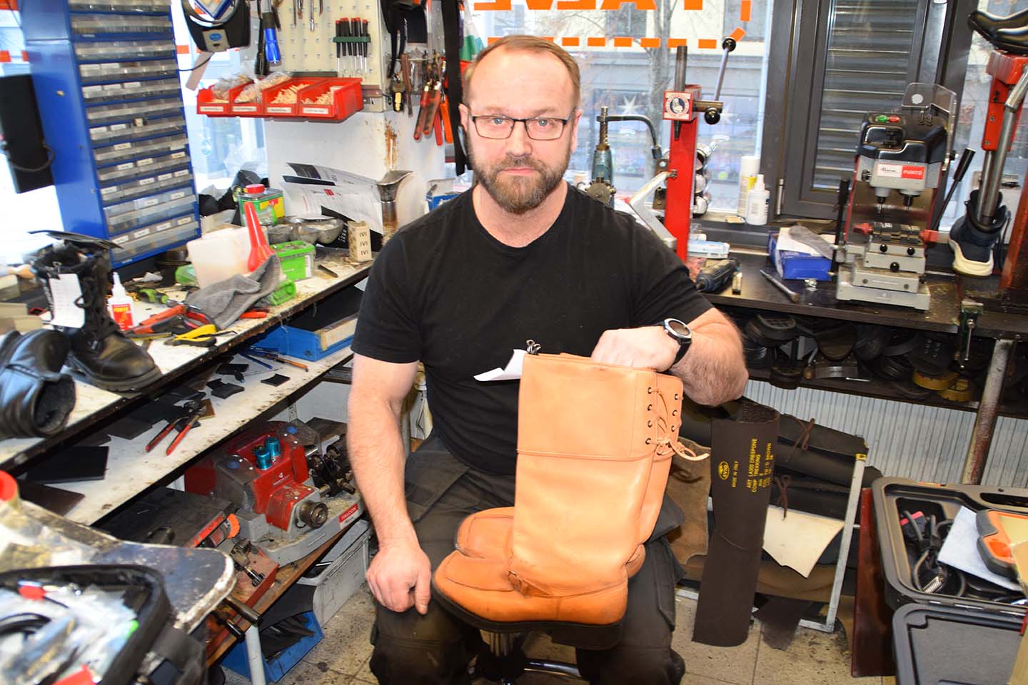 Jari Aaltonen korjaa mielellään laatujalkineita kuten lapikkaita, mutta uusien tekemistä hän ei aio edes kokeilla.