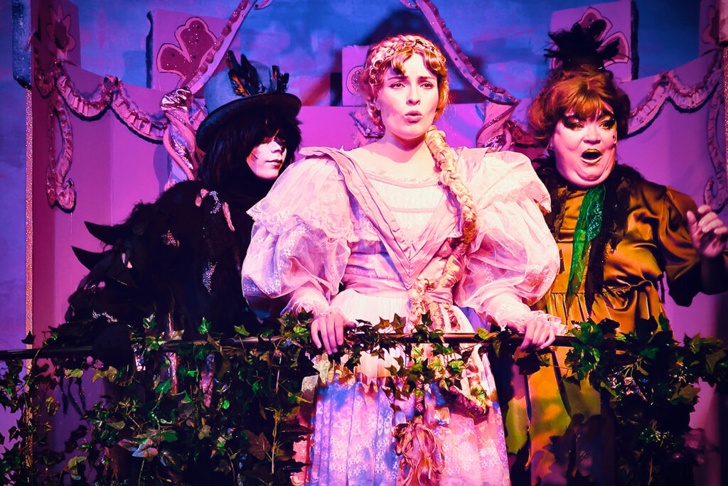 Lohjan Teatteri on jo vuosikausia pitänyt huolta lapsiperheiden näytelmätarjonnasta. Ja olemmekin aina olleet kovin innoissamme lastenteatterin tekemisestä. Katsojamäärät ovat kuitenkin jo vuosien ajan olleet laskusuunnassa ja siksipä pidämmekin seuraavan esityskauden ajan taukoa lastenteatterin tuottamisessa ja palaamme satujen äärelle taas vuoden kuluttua. Mutta sitä ennen saatte nauttia teatterimme maagisesta sadun taiasta Tähkäpään seurassa. Tämä hauska ja jännittävä näytelmä kertoo vanhemmista, jotka toivovat kovasti lasta ja sen saatuaan, joutuvat luovuttamaan tytön ilkeälle noidalle. Tärkeitä tähän aikaan sopivia teemoja ovat hyväksytyksi tuleminen, toisen mahdollisuuden antaminen, vaikka olisi tehnyt huonojakin valintoja ja sivutaan juonessa kiusaamiseenkin liittyviä teemoja eli kaikki tärkeitä, ajankohtaisia asioita ja oiva tapa on käsitellä niitä satujen kautta. Tähkäpään tarinaan on sekoitettu Jorindan ja Joringelin hieno satu vangittuine lintuineen, jotta Tähkäpään tarinaan on saatu enemmän juonenkäänteitä ja syvyyttä. Tämä Lohjan Teatterille varta vasten räätälöity klassikkosatu puhalletaan henkiin jälleen kerran huikaisevan hienon kantometsä lavastuksen ja satumaisten pukujen kera Sukella satujen maailmaan. Tarjoa lapsille elämysmatka, jonka he muistavat pitkään! Esityksiä tästä näytelmästä on vain 14, joten liput kannattaa hankkia ajoissa. Lippuja on varattu jo 1293. Prinsessa Tähkäpää –klassikkosatu Lohjan Teatterissa 27.4.-29.5.2024 Kesto noin 1 h 45 min, sis. väliajan 20 min. Liput: 15 €, ryhmät 14 € (min. 10 hlö.), https://www.netticket.fi/prinsessa-tahkapaa (myös väliaikatarjoilut) sekä Lohjan Teatterin toimistosta (Laurinkatu 50, av. ti-to klo 13-16 ja pe klo 13-15), teatteri@lohja.fi, 044 369 1499. Muut lipunmyyntipisteet: Lohjan kaupungin asiakaspalvelukeskus (Karstuntie 4), 040 188 6100, Lohjan matkailupalvelukeskus (Laurinkatu 50, av. ark. klo 9-16), 044 369 1309. Lohjan ja Nummelan Prismat sekä muut NetTicketin myyntipisteet. Lisätietoja: www.lohja.fi/teatteri Työryhmä: Ohjaus ja käsikirjoitus Grimmin veljesten sadun pohjalta: Sari Niinikoski Puvustus: Annukka Matilainen Lavastus: Jyrki Kakko Rooleissa: Prinsessa Jorinda Tähkäpää: Aliisa Drozd Noita Tuhkatukka: Helena Kontio Häjyharakka: Jerry Savioja Prinssi Joringel: Joonas Frestadius Koiraetsivä Murrinen: Janne Lumme Äiti Hilda: Sara Ertek Isä Hermanni: Esa Koski Sibel-satakieli: Hertta-Maija Hirvonen / Enna Jordberg Linnut: Hilja-Orvokki Hirvonen, Hilma Laine, Katri Peterssen