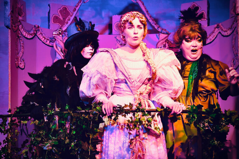 Lohjan Teatteri on jo vuosikausia pitänyt huolta lapsiperheiden näytelmätarjonnasta. Ja olemmekin aina olleet kovin innoissamme lastenteatterin tekemisestä. Katsojamäärät ovat kuitenkin jo vuosien ajan olleet laskusuunnassa ja siksipä pidämmekin seuraavan esityskauden ajan taukoa lastenteatterin tuottamisessa ja palaamme satujen äärelle taas vuoden kuluttua. Mutta sitä ennen saatte nauttia teatterimme maagisesta sadun taiasta Tähkäpään seurassa. Tämä hauska ja jännittävä näytelmä kertoo vanhemmista, jotka toivovat kovasti lasta ja sen saatuaan, joutuvat luovuttamaan tytön ilkeälle noidalle. Tärkeitä tähän aikaan sopivia teemoja ovat hyväksytyksi tuleminen, toisen mahdollisuuden antaminen, vaikka olisi tehnyt huonojakin valintoja ja sivutaan juonessa kiusaamiseenkin liittyviä teemoja eli kaikki tärkeitä, ajankohtaisia asioita ja oiva tapa on käsitellä niitä satujen kautta. Tähkäpään tarinaan on sekoitettu Jorindan ja Joringelin hieno satu vangittuine lintuineen, jotta Tähkäpään tarinaan on saatu enemmän juonenkäänteitä ja syvyyttä. Tämä Lohjan Teatterille varta vasten räätälöity klassikkosatu puhalletaan henkiin jälleen kerran huikaisevan hienon kantometsä lavastuksen ja satumaisten pukujen kera Sukella satujen maailmaan. Tarjoa lapsille elämysmatka, jonka he muistavat pitkään! Esityksiä tästä näytelmästä on vain 14, joten liput kannattaa hankkia ajoissa. Lippuja on varattu jo 1293. Prinsessa Tähkäpää –klassikkosatu Lohjan Teatterissa 27.4.-29.5.2024 Kesto noin 1 h 45 min, sis. väliajan 20 min. Liput: 15 €, ryhmät 14 € (min. 10 hlö.), https://www.netticket.fi/prinsessa-tahkapaa (myös väliaikatarjoilut) sekä Lohjan Teatterin toimistosta (Laurinkatu 50, av. ti-to klo 13-16 ja pe klo 13-15), teatteri@lohja.fi, 044 369 1499. Muut lipunmyyntipisteet: Lohjan kaupungin asiakaspalvelukeskus (Karstuntie 4), 040 188 6100, Lohjan matkailupalvelukeskus (Laurinkatu 50, av. ark. klo 9-16), 044 369 1309. Lohjan ja Nummelan Prismat sekä muut NetTicketin myyntipisteet. Lisätietoja: www.lohja.fi/teatteri Työryhmä: Ohjaus ja käsikirjoitus Grimmin veljesten sadun pohjalta: Sari Niinikoski Puvustus: Annukka Matilainen Lavastus: Jyrki Kakko Rooleissa: Prinsessa Jorinda Tähkäpää: Aliisa Drozd Noita Tuhkatukka: Helena Kontio Häjyharakka: Jerry Savioja Prinssi Joringel: Joonas Frestadius Koiraetsivä Murrinen: Janne Lumme Äiti Hilda: Sara Ertek Isä Hermanni: Esa Koski Sibel-satakieli: Hertta-Maija Hirvonen / Enna Jordberg Linnut: Hilja-Orvokki Hirvonen, Hilma Laine, Katri Peterssen