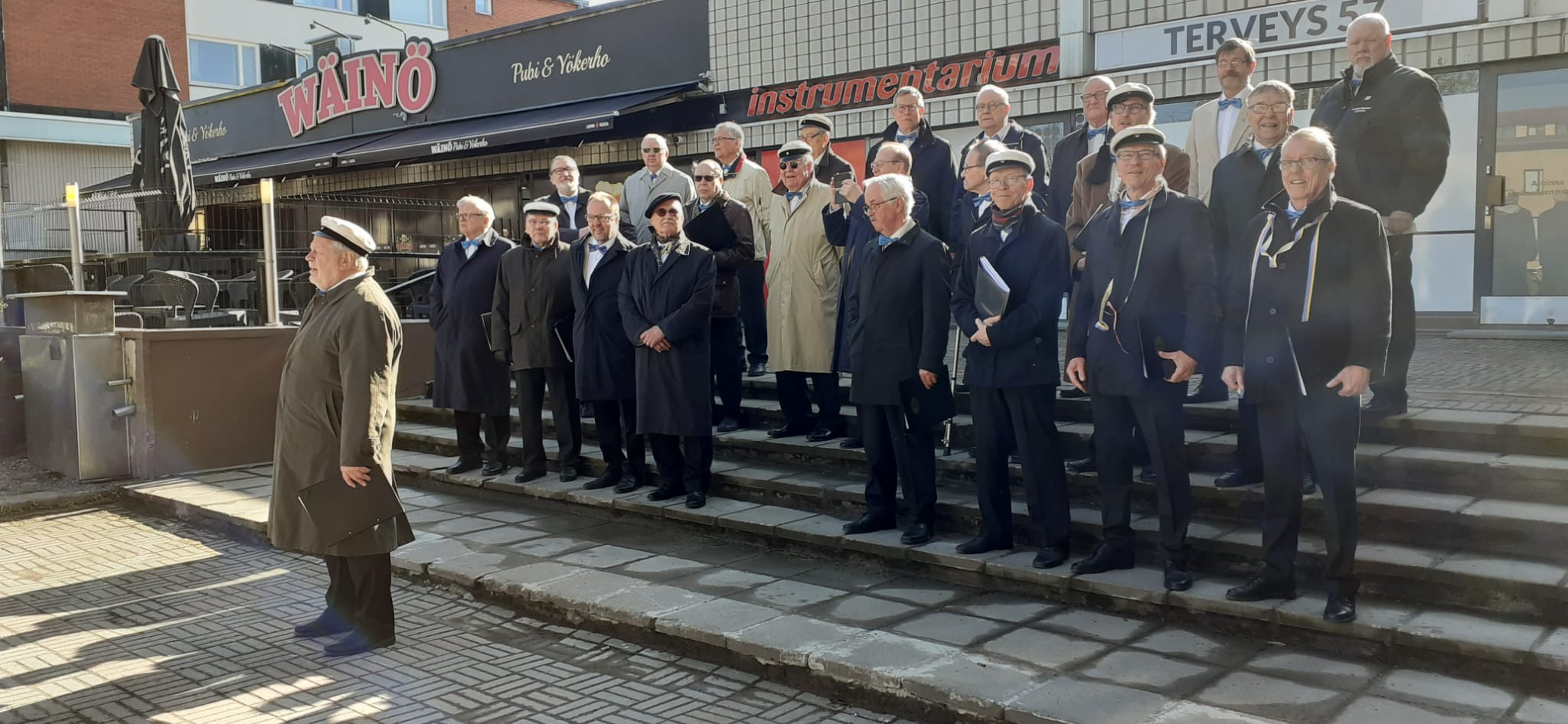 Vappusimaus eli mieskuoro Lohjan Miehet esiintyvät ensin kello 10 Keskusaukion portailla, josta he siirtyvät Lohjantähteen