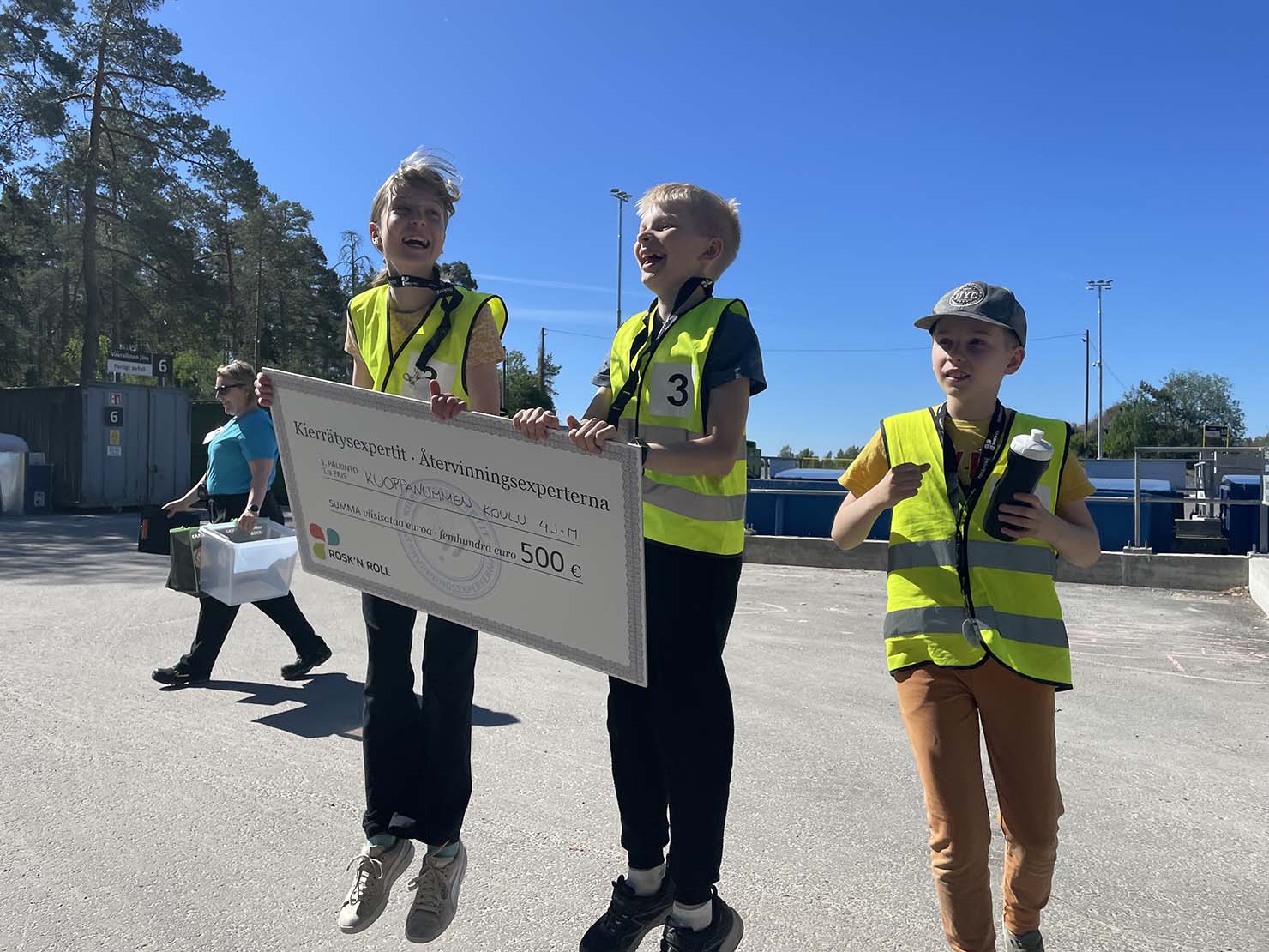 ”Parasta oli yhteistyö”, Leeni Suominen Kuoppanummen koulusta totesi kisan ratkettua. Joukkueen yhteistyö pelittikin saumatta. Yhdessä Aapo Liirin (oik.) ja Matias Rantasen kanssa hän pokkasi 500 euron palkintosekin luokalleen.