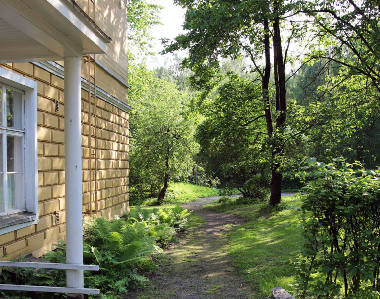 Tehtaan Hotelli ja Högforsin Ruukki kutsuu käymään kesällä lähilomalle Karkkilaan