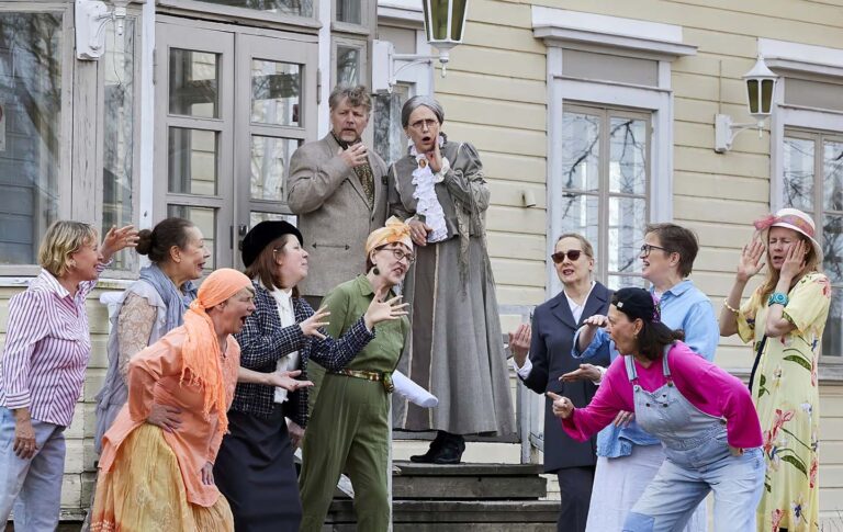 Veikkolan Kartanoteatterissa ollaan kahden kartanon loukussa