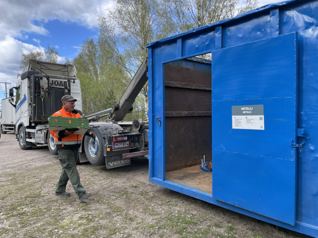 Kesäkierros, Länsi-Uusimaa 1.–17.7.2024 Ma 1.7. Vihti 17.00–17.30 Vihtijärvi, koulu, Kouluntie 41 18.00–18.30 Vihti kk, linja–autoasema, Helsingintie 26 Ti 2.7. Lohja 15.30–15.45 Karjalohja, koulu, Koulukuja 10 16.00–16.30 Sammatti, ekopiste, Lönnrotintie 49 17.00–17.30 Hiitti, koulu, Karstuntie 354 18.15–18.30 Lohjansaari, seurantalo, Pietiläntie 2 Ke 3.7. Karkkila–Lohja 16.00–16.15 Karkkila, Vuotinaisen ekopiste, Kovelontie-Hiilikämpäntie 16.45–17.00 Kärkölä, kylätalo, Kärköläntie 1387 17.45–18.00 Nummi, Ekopiste, Oilaantie 6 18.30–18.45 Hiidenniemi, pysäköintialue, Turuntie 861 To 4.7. Inkoo–Siuntio 17.00–17.30 Inkoon kk, pienvenesatama, Rantatie 2 17.45–18.00 Sonasund, venelaituri, Sonasundintie 18.15–18.30 Degerby, kyläkauppa, Degerbyntie 6 18.45–19.00 Störsvik, kunnan venelaituri, Kotilahden satama Ma 8.7. Inkoo 17.00–17.15 Fagervik, kahvila, Fagervikintie–Fagervikin koulutie 17.45–18.00 Barölandet, Mövikenin satama, Läntinen Baröntie 112 18.15–18.45 Orslandet, kauppa, Valhallantie 21 Ti 9.7. Raasepori–Lohja 17.00–17.15 Pohja, tori, Keskusraitti 17.45–18.00 Ansku, Antskogin ruukki, Harabackantie 3 18.15–18.30 Karjalohja, ekopiste, Keskustie 36 19.00–19.15 Mustio, ekopiste, Mjölnarbyntie Ke 10.7. Raasepori 17.00–17.30 Vättlax, risteys, Vättlaxintie–Brinkbackantie 18.00–18.30 Bromarv, ekopiste, Vättlaxintie–Lillnäsintie 19.00–19.30 Tenhola kk, Tenholan tori, Pitäjäntie 20 To 11.7. Raasepori 17.00–17.30 Sandnäsudd, laituri, Sandnäsuddintie 372 17.45–18.00 Rösund, satama, Rösundintie 18.15–18.45 Box, kauppa, Boxintie 291 19.30–19.45 Höstnäs, laituri, Höstnäsintie Ma 15.7. Raasepori 16.45–17.15 Sommarö, ekopiste, Sommarönranta 44 17.30–18.00 Baggö, satama, Baggöntie 18.45–19.00 Gammelboda, lähiliikuntapaikan pysäköintialue, Kalliolahdentie 5 Ti 16.7. Hanko–Raasepori 17.00–17.15 Lappohja, laituri, Matruusintie 17.30–18.00 Predium, satama, Järnönsalmentie 140 18.30–18.45 Tammisaari, Pohjoissatama, Pohjoinen rantakatu 19.00–19.15 Tammisaari, Ormnäsin laituri, Pursitie Ke 17.7. Hanko 17.00–17.15 Hangonkylä, sataman pysäköintialue, Tiilitehtaantie 17.30–17.45 Kappelisatama, risteys, Kappelisatamantie–Varisniementie 18.00–18.15 Länsisatama, satama, Sunnantie