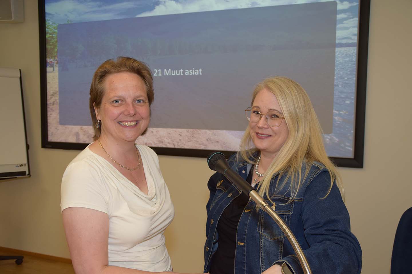 Valtuusto eri linjoilla rahan ja tulevien vuosien suhteen Keskiviikon Lohjan kaupunginvaltuusto koki pitkästä aikaa hieman pidemmän kokouksen, kun kuudelta alkanut kokous kesti parisen tuntia valtuutettujen käydessä kertomassa pääosin omien ryhmiensä mielipiteet käsillä olleista asioista. Puheenjohtaja Räsäsen lievistä sekoiluista käsiteltävien asioiden numeroinnin ja järjestyksen suhteen huolimatta kokous eteni rauhallisesti ilman sen suurempia keskusteluja tai minkäänlaisia äänestyksiä. Keskiviikon kokouksen asiat liittyivät pitkälti vuoden 2023 toimintaan ja tilinpäätökseen, sekä uuteen ikääntyneiden hyvinvointisuunnitelmaan. Käytännössä kuitenkin jokainen asiakohta meni eteenpäin kuten kaupunginhallitus oli esittänyt, joten aikaa kului pitkien puheenvuorojen kuuntelemisessa. Asiaa kuitenkin puheenvuorot sisälsivät ja mielenkiintoisia aikoja on odotettavissa tämän ja tulevan valtuustokauden aikana. Henkilöstö voi paremmin? Valtuuston käsittelyssä ollut henkilöstökertomus vuodelta 2023 sai hyväksynnän, mutta useat valtuustoryhmät toivat julki huolensa kaupungin henkilöstön jaksamisesta. Esimerkiksi Vihreiden Laura Skaffari kiitti kaupungin henkilöstöä ja toi esille ennaltaehkäisevän työn merkityksen henkilöstön hyvinvoinnissa. Paljon on tehty oikein ja yhdessä tekemällä saadaan vieläkin paremmat tulokset. Pirjo-Leena Forsström, Katriina Nousiainen, Lotta Paakkunainen sekä Birgitta Aittakumpu kävivät kertomassa oman ryhmänsä mielipiteen henkilöstön kehittämisestä, huolesta poissaolojen ja hyvinvoinnin suhteen. Toisaalta kiiteltiin koulutuksesta, esimiestyön kehittämisestä mutta samalla todettiin, että paljon on myös tehtävää. Esimerkiksi henkilökunnan yli 73 % vastausaktiivisuus työhyvinvointikyselyyn tuotiin esille positiivisena asiana, mutta samalla muistutettiin, että luvut eivät ole menneisiin vuosiin täysin vertailukelpoisia terveydenhuollon siirryttyä hyvinvointialueen vastuulle. 14 miljoonaa ylijäämää – hyvä tulos? Yksi valtuuston kokouksen mielenkiintoisin, usein esille noussut asia, oli vuoden 2023 tilinpäätöksen positiivinen yli 14 miljoonan tulos, mutta useissa puheenvuoroissa nousi niin huoli tulevista vuosista, kuin tietoisuus siitä, että tulos ei välttämättä ole niin hyvä kuin mitä tilinpäätös antaa odottaa. Esimerkiksi Kokoomuksen ryhmäpuheenvuorossa valtuutettu Heli Saukkola huomioi, että vuoden 2023 tilinpäätös on ensimmäinen SOTE-siirtymän jälkeen tehty, eikä sille ole kunnollisia vertailulukuja. Käyttötalouden menot ovat liian korkeat, mikä monien muiden investointitarpeiden ohessa tuovat haasteita tuleville vuosille. Monissa muissakin valtuustoryhmien puheenvuoroissa toisaalta kiiteltiin kaupungin työntekijöitä hyvin tehdystä työstä, ja kaupungin talousjohtoa tilinpäätöksestä, mutta tulevien vuosien 100 - 200 miljoonan euron investoinnit tulevat vaatimaan rahaa. Samalla tiedetään, että verotulot pienenevät entisestään lähivuosina, eikä Länsirata tuo ratkaisua ihan lähiaikoina. Esimerkiksi Vasemmistoliiton Matti Pajuoja nosti esille asuntotuotannon tarpeen sekä Muijalan uudet omakotitalotontit, jotka omalta osaltaan tulevat auttamaan uusien lohjalaisten tulemisesta paikkakunnalle. Lohjan asukasmäärän kehitys olikin monessa puheenvuorossa huolenaiheena, sillä lohjalaisten keski-ikä nousee nopeassa tahdissa, eikä Lohjan asukasluku ole kasvanut vuosiin. Sosiaalidemokraattien Forsström toi esille kaikkien tietävän faktan, että vaikka tulos oli miljoonia plussalla, Lohjan velkamäärä kasvoi 184 miljoonaan ja se kasvaa vielä tänä vuonna yli 200 miljoonaa. Kaupungin omavaraisuusaste on madaltunut alle tavoitteiden ja verotulot vähentyneet miljoonilla euroilla. Ikääntyneiden hyvinvointi ja Lohja Yli 65-vuotiaiden osuus väestöstä kasvaa koko Suomessa, ei vain Lohjalla. Mutta Lohja on ollut kymmenen vuotta vailla väestökasvua, eikä kaupungin toimet välttämättä ole aina lisänneet alueen vetovoimaisuutta kasvualueena. Lohjan kaupunki tuntuukin asettavan isoja odotuksia tulevalle Länsiradalle, ja sen tuomille mahdollisuuksille – mutta talous pitää hoitaa myös ennen radan realisoitumista. SDP:n Leena Saari toikin ryhmänsä puheenvuorossa esille ongelman ikääntyneiden hyvinvointiin liittyvässä kehitystyössä: tiedonpuute. Siinä missä kaupungilla on paljon tietoa nuorista ja työikäisistä, ei ikääntyneistä ole sellaista tietoa, mikä helpottaisi samalla tavalla eri asioiden vaikutusten arviointia alueella. Eikä sitä katsottu ainoastaan positiivisena asiana, että hyvinvointialue on panostamassa entistä enemmän digitaalisisiin palveluihin unohtaen ikääntyneet ihmiset ja perinteiset palvelurakenteet. Myös Vihreiden Satu Nybäck, Meidän Lohjan Ana Maria Gutierrez-Sorainen ja Keskustan Hilkka Hyrkkö toivat esille oman ryhmänsä kannan ikääntyneiden hyvinvointisuunnitelmaan. Kaikki olivat tyytyväisiä, että suunnitelma saatiin tehtyä, ja useimmat toivatkin samoja asioita esille omissa puheenvuoroissaan liittyen niin ikärakenteen kehittymiseen Lohjalla kuin myös uusien palveluiden tarpeeseen ikääntyvien lohjalaisten parissa liittyen niin liikkumiseen, yksinäisyyteen kuin talouteenkin. Kouluvalmentajia ei tule Lohjan kouluihin Keskustan Lotta Paakkunaisen aloite kouluvalmentajien palkkaamisesta Lohjan peruskouluihin ei edennyt Lohjan kaupungin sivistyslautakunnassa positiivisesti vaan lautakunta esitti, ettei mahdollisuuksia selvitetä. Paakkunainen ja samasta aiheesta puheenvuoron käyttänyt vihreiden Skaffari toivoivat, että kaupunki tekisi lähitulevaisuudessa erilaisen päätöksen ja kävisi vaikka tutustumassa naapurikunnan Kirkkonummen kouluvalmentajien tuloksiin. Kouluvalmentajan työnkuva: Kouluvalmentaja työskentelee koulussa lasten ja nuorten kanssa. Työskentelyote on positiivinen, ratkaisukeskeinen sekä muutosjohtoinen. Kouluvalmentaja myös toimii koulun kasvatusammattilaisten sekä huoltajien apuna konsultoiden ja tuoden yhdessä toimien ratkaisumalleja mm. haastavaan käytökseen, koulunkäynnin pulmiin ja motivaatio-ongelmiin. Perusopetuslaki muuttui elokuun alussa niin, että opetuksen järjestäjän – useimmiten siis kunnan – pitää ennaltaehkäistä oppilaan poissaoloja ja puuttua niihin suunnitelmallisesti