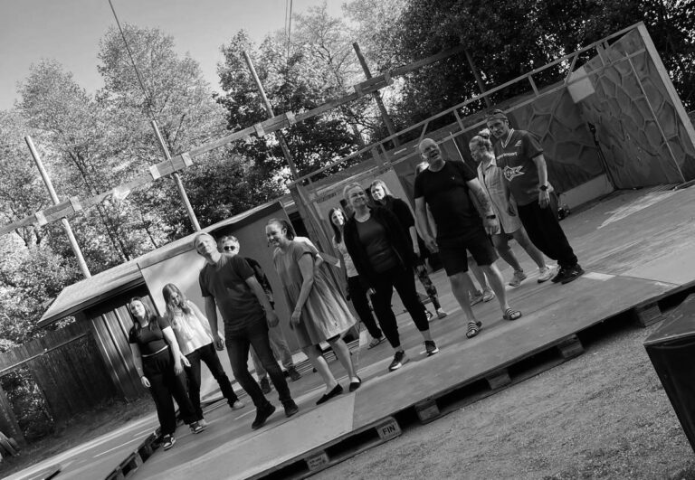 Vihdin Kesäteatterissa vietetään Parasta aikaa!