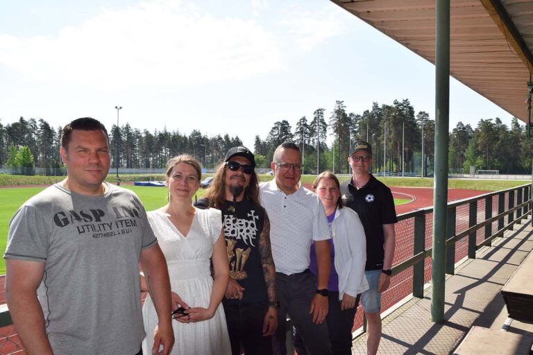 Tapahtuman järjestäjiä Harjun kentän katsomossa: Markus Hänninen, Heidi Ketola, Tomi Joutsen, Jukka Vienonen, Minna Nuppola sekä Urho Sevón.