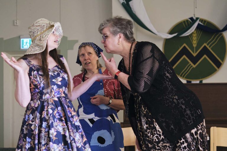 PUSULAN KESÄTEATTERIIN SAAPUU AMERIIKAN SERKKU