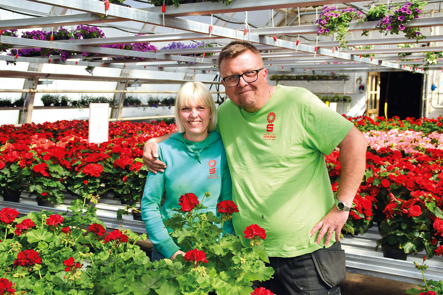 Johanna Sohlman-Lindström ja Aki Sohlmann kukkien parissa