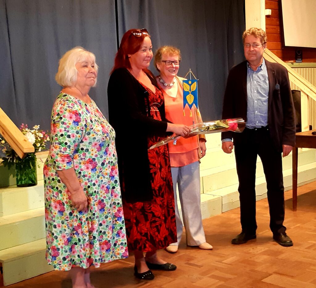 Nuorisotyöntekijä Anni Juntunen on nimetty Vuoden karjalohjalaiseksi 2024. Kunniakirjaa luovuttamassa Karjalohjan kotiseutuyhdistyksen sihteeri Liisa Mantere, varapj. Heljä Järnefelt ja hall. jäsen Tuomas Perheentupa.