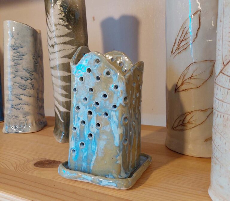 Nahkatöitä, keramiikkaa ja maalauksia palaa Miinan mökkiin