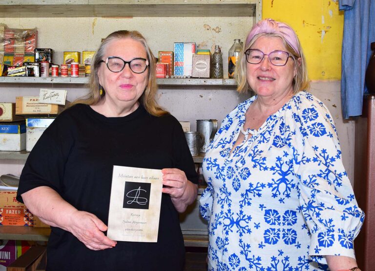 Kirjailija Eija Tuomela-Lehti ja Liisa Jääskeläinen