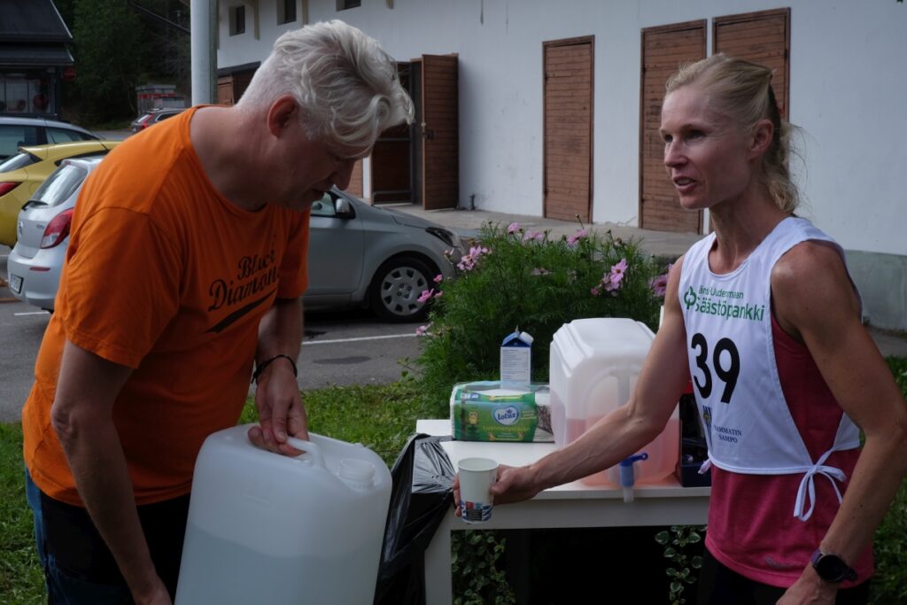 Sampon Pj Jussi Halinen tarjoilee