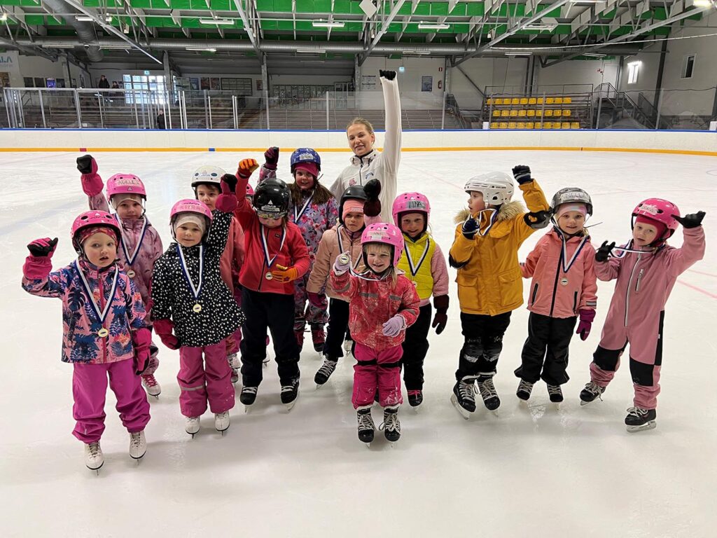 Kevään ryhmä sai kaudesta kaulaansa Ringetteliiton osallistumismitalit