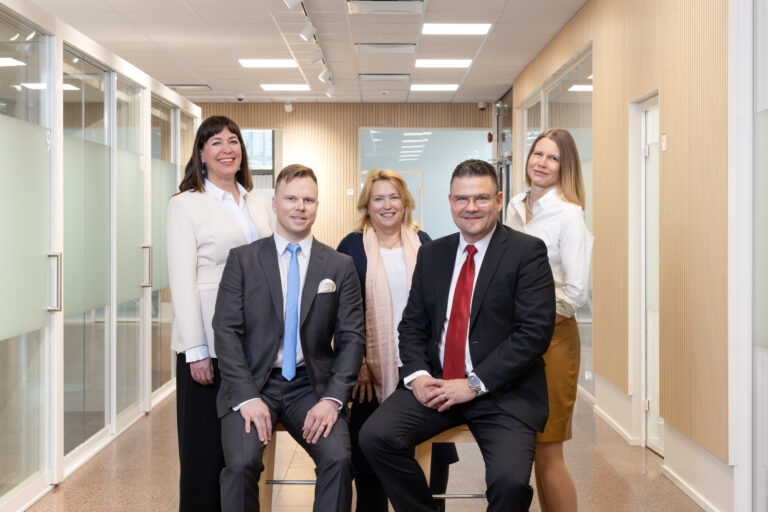 Pankin johtoryhmän kuvassa edessä vasemmalla talousjohtaja Ville Lundeqvist ja oikealla toimitusjohtaja Samu Rouhe. Henkilöstöjohtaja Katja Murfitt-Wrather takana vasemmalla, liiketoimintajohtaja Helena Ståhlberg keskellä ja hallintojohtaja Satu Wennberg oikealla.