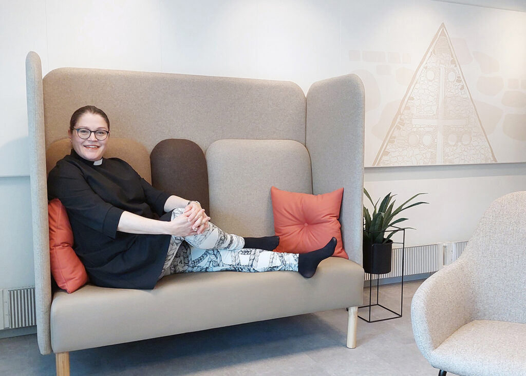 Piia Korpijaakko toivottaa kaikki tervetulleeksi Katupappilaan