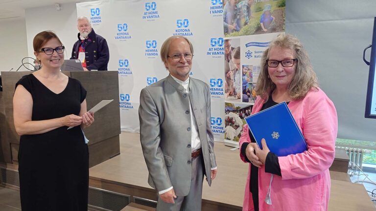 Kuvassa oikealla Heljä Järnefelt vastaanottaa kunniakirjan 31.8. Vantaalla, Sampo Suihko ja Hanna-Kaisa Siimes onnittelevat. Takakana Kotiseutuliiton puheenjohtaja Janne Vilkuna. Kuva Anna-Maija Halme