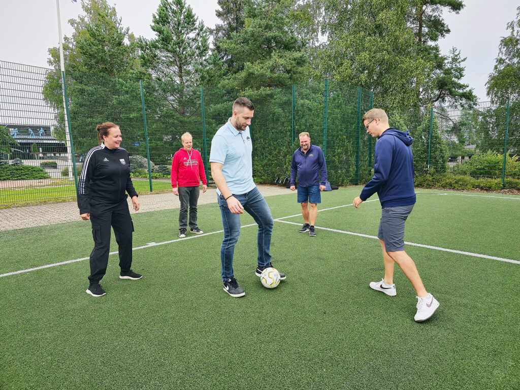 Nina Åberg ja Timo Tuomi Nummelan Palloseurasta sekä Jukka Kataja, Antti Paananen ja Aki-Matti Alanen Kisakallion Urheiluopistolta pallottelivat yhteistyön kunniaksi ideoita puolin ja toisin.