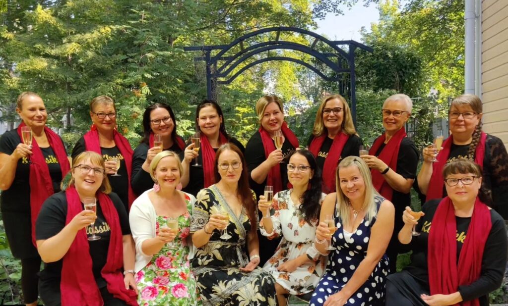 Klassikko juhlii 10-vuotisjuhlavuottaan. Kuvassa juhlitaan minisarjan Juhli nyt, kun vielä voit valmistumista. Sarjaa voi seurata Klassikon omalta YouTube-kanavalta @klassikkokuoro. Kuvan eturivissä vasemmalla istuu sarjan ohjaaja ja yksi käsikirjoittajista Aila Nevala, hänen vieressään sarjan näyttelijät Ida-Maria Hietamäki, Eija Lindström, Saara Sotala ja Piia Lempinen. Itse Klassikko-kuoron taiteellisena johtajana on toiminut Katri Piiparinen (kuvassa oikealla alhaalla) jo kymmenen vuoden ajan!