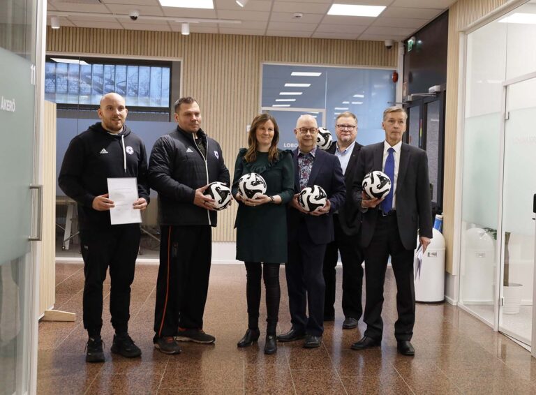 Pallojen kanssa kuvassa Toiminnanjohtaja Juuso Kevari, Lohjan Pallo ry Varapuheenjohtaja Markus Hänninen, Lohjan Pallo ry Asiakkuuspäällikkö Anna Mäenpää Länsi-Uudenmaan Säästöpankki Oy Hallituksen puheenjohtaja Pekka Räsänen, Länsi-Uudenmaan Säästöpankkisäätiö sr Valtuuskunnan puheenjohtaja Kaarlo Stenbäck, Länsi-Uudenmaan Säästöpankkisäätiö sr Toimitusjohtaja Tuomo Paaso, Länsi-Uudenmaan Säästöpankkisäätiö sr