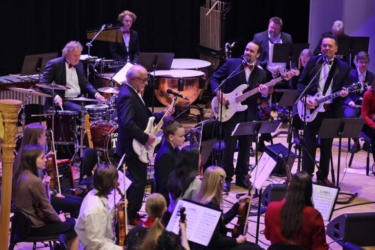 Tinos ja sinfoniaorkesteri. Kuvaaja Aki Schadewitz