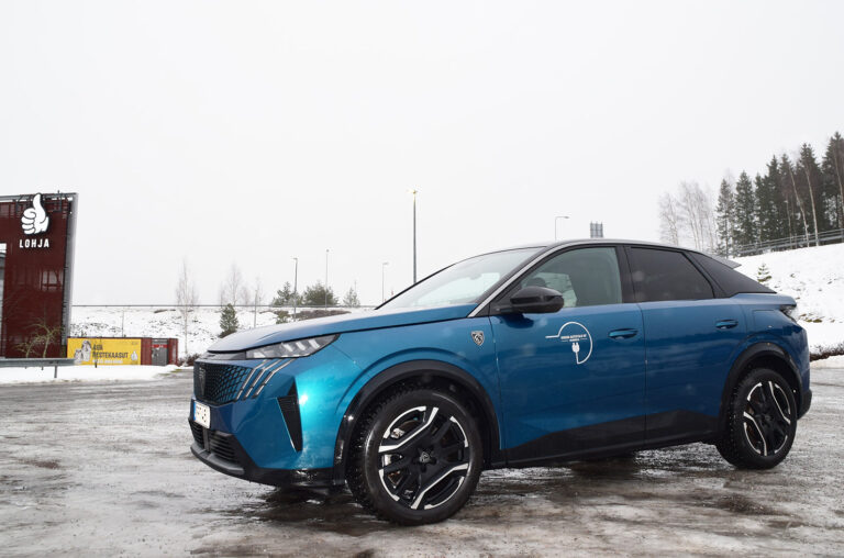 Koeajossa uusi täyssähkö Peugeot E-3008