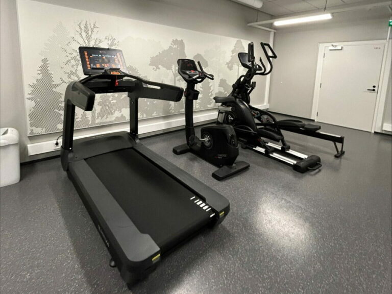 Senioreiden kuntosalikurssi Järnefeltin kuntosalilla