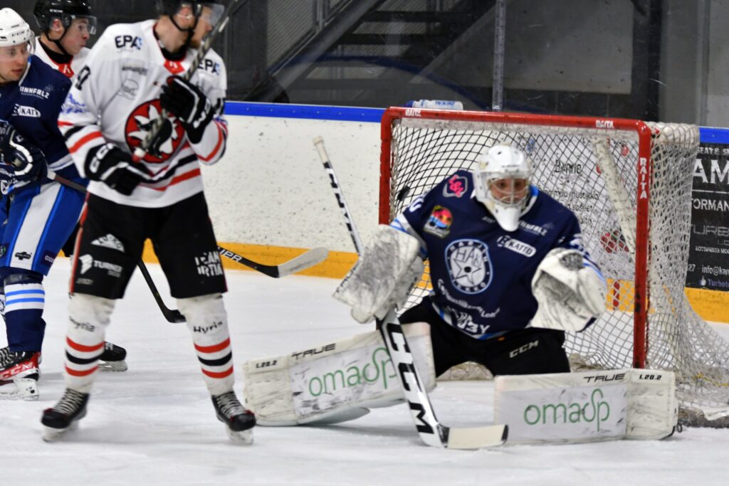 maalivahti Niko Keskinen torjuntatöissä