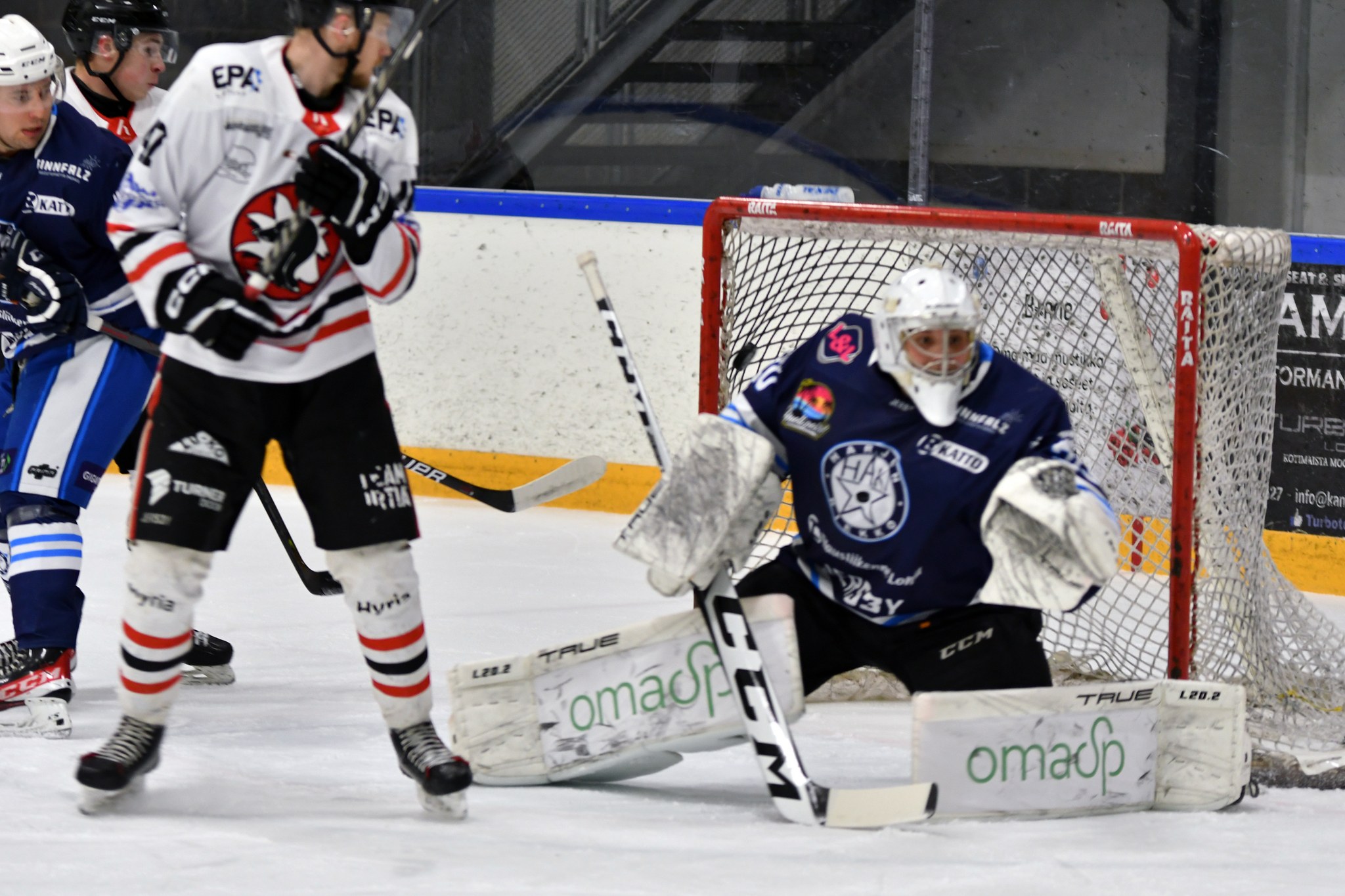 maalivahti Niko Keskinen torjuntatöissä